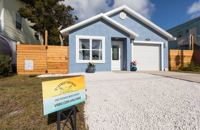 NEWLY RENOVATED DOG FRIENDLY BEACH HOUSE WITH FENCED IN YARD 1 BLOCK TO BEACH