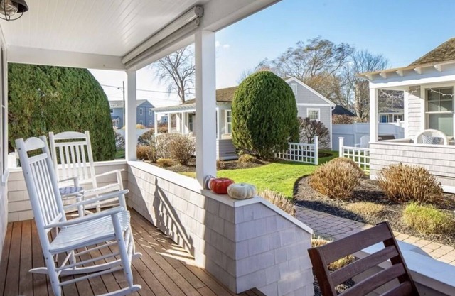 Newly Renovated Easton Point Cottage, Short Walk To First And Second Beach