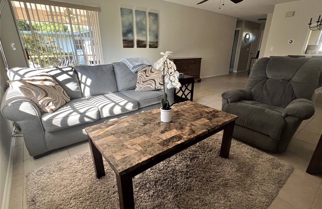 Newly renovated, family and dogs friendly home, 5 miles from the Venice beach!