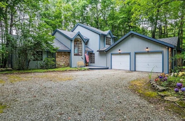 Newly Renovated mountain top Ski House - Short Walk to Slopes