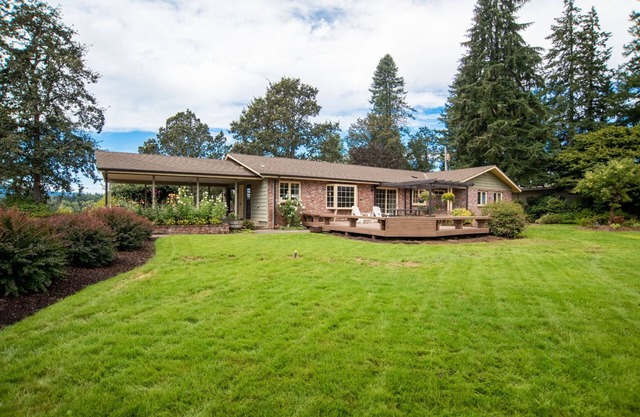 Newly Renovated! Peaceful Country Farmhouse with Hot Tub and Pool