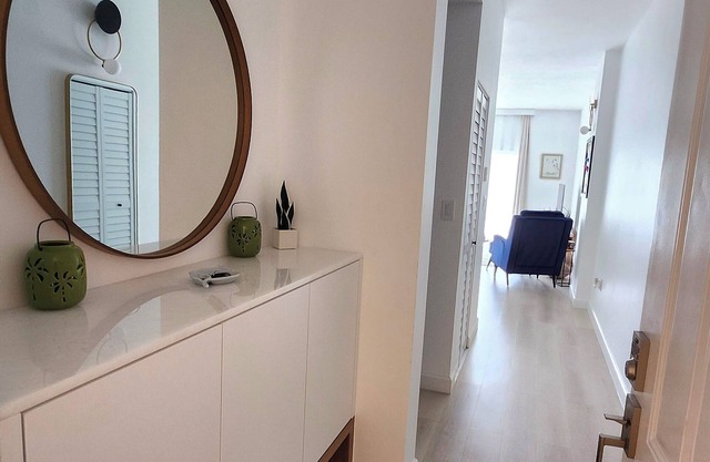 Newly renovated 2/2 apt-2 min walk to the beach and restaurants