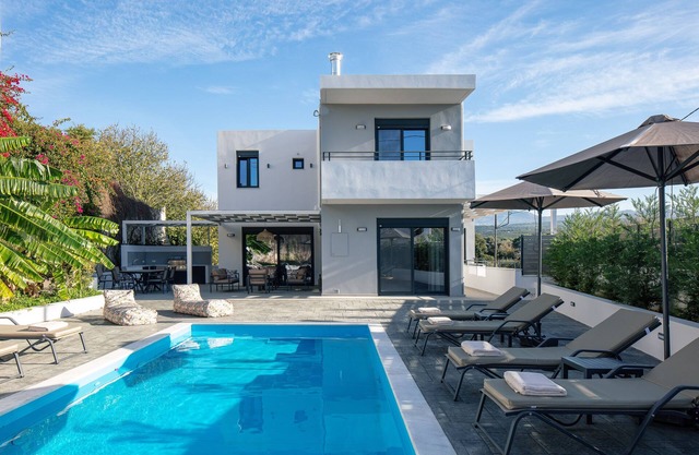 Newly Renovated Villa w/private pool & Ping-Pong