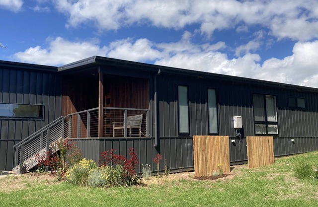 Ngurra - Self-contained luxury with stunning outlook