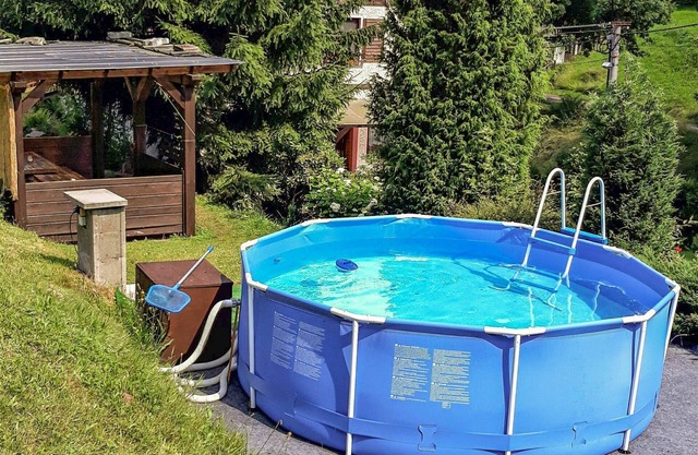 Nice apartment in villa for 4 guests with pool, WIFI, TV, patio and pets allowed