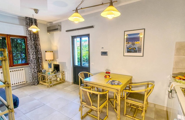 Nice apartment for 2 people with large garden and swimming pool 1 km from the sea