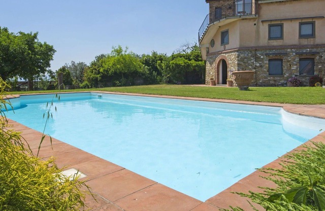 Nice apartment in villa for 4 people with WIFI, A/C, pool, TV and parking