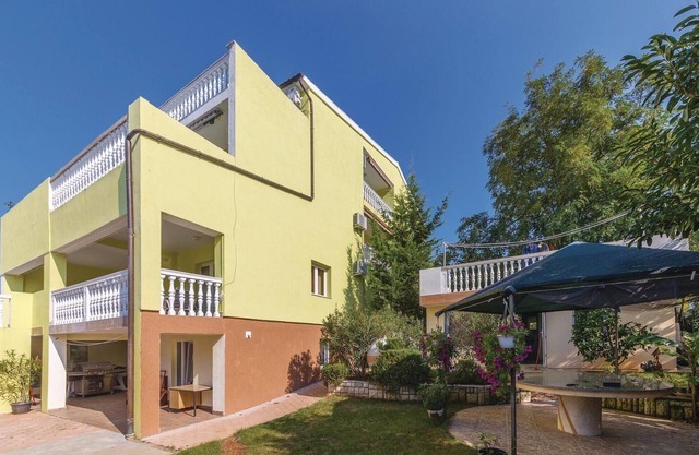 Nice apartment in Stinjan