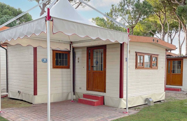 Nice apartment in villa for 4 guests with pool, A/C, WIFI, TV, terrace and pets allowed