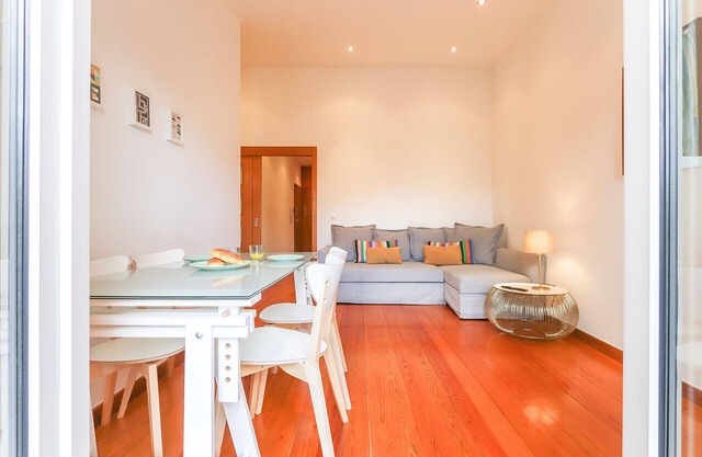 Nice apartment under April 25th Bridge for 4 people with a balcony