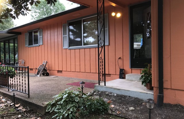 Nice cabin in great location with paved driveway-fenced backyard-carport-WiFi