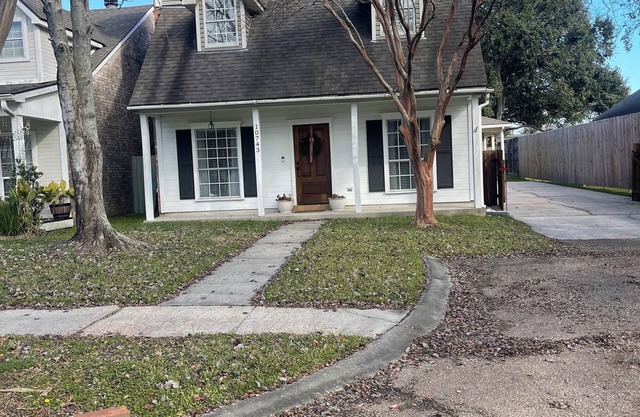 Nice & cozy 3 Bedroom & 2 bathroom home located in the heart of Baton Rouge.