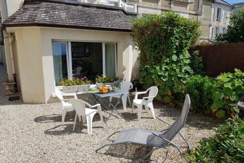 Nice holiday apartment 20 m from the beach, Arromanches-les-Bains