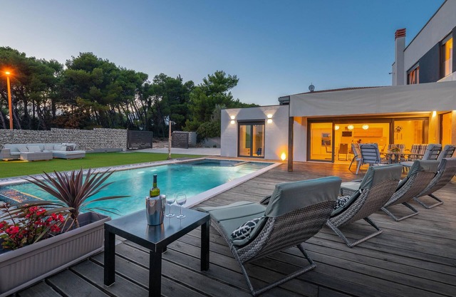 Nice home in Medulin with jacuzzi