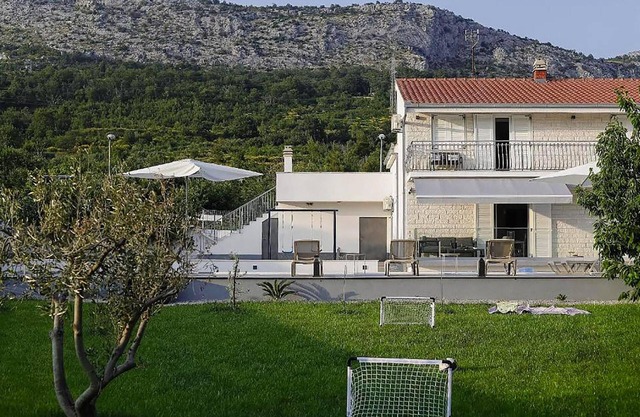 Nice home in Tugare with private swimming pool, can be inside or outside