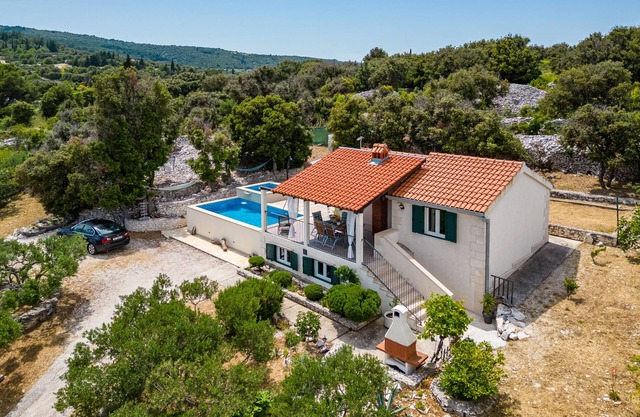 Nice little house with 2 pools (heated) and sea view