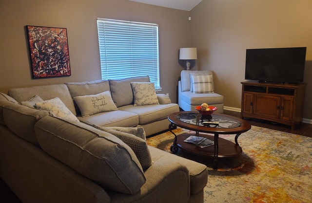 Nice Quiet House, Great Location