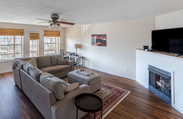 Nicely Appointed, Cheerful 3 Bedroom Townhome