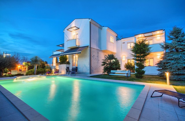 Nicol luxury near the beach and town