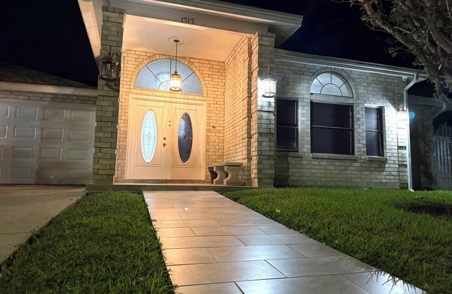 nNorthLaredo area, close to popular shopping mall, stores and restaurants.