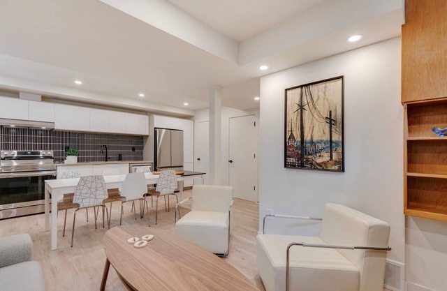 No. 2 Rosetree Suites - Stylish 3BR Home w/Perfect Quiet Calgary Location