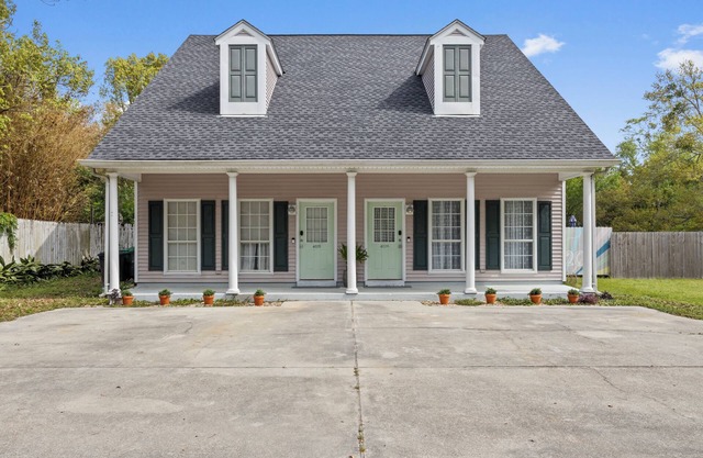No Cleaning Fee! King Suite. Sleeps 6. 2.5 Baths. 4 blocks to the Beach!