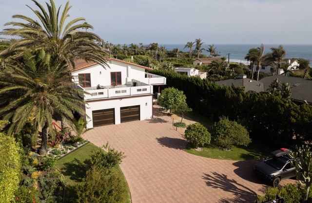 NO FIRE DAMAGE & NEW POWER GENERATOR! Views,beach,spa,pool table,ping pong,BBQ