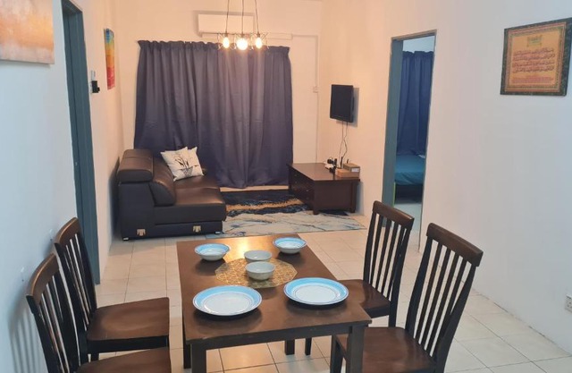 NO TOURIST 4th floor NO LIFT Comfortable 3 Room 6pax Bkt Jalil 1 free parking