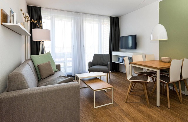 Nordseenahes Ferienapartment mit Balkonen, Parkplatz, Schwimmbad- & Saunanutzung