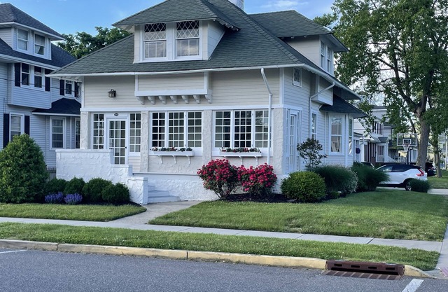 North Belmar Unique Seaside Colonial - Sleeps 8
