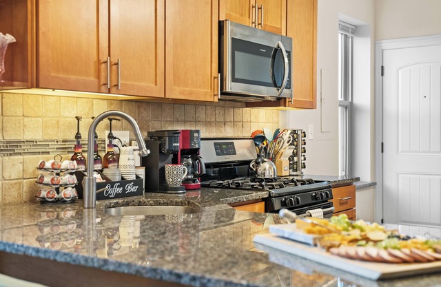 North Center King Bed with Ensuite Walkable Highly Rated Blackout Curtains