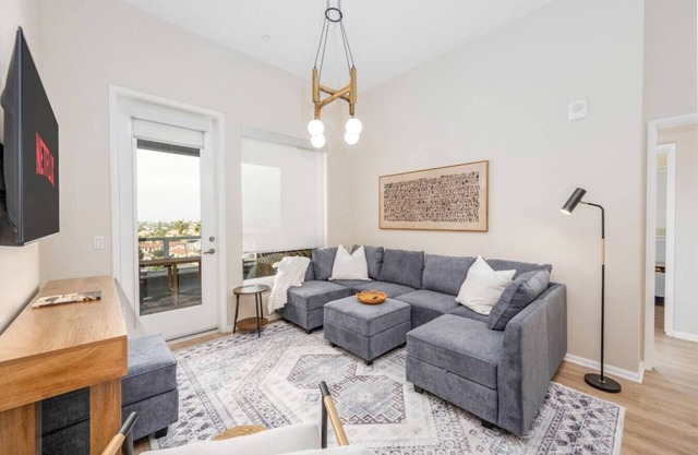 North Park Penthouse~King Beds~Workspaces~Parking!