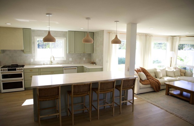 North Shore Family Home - Walk to the beach