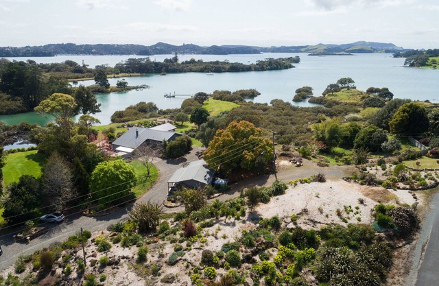 Northern Lodge - cottage in a quiet rural setting, lush tropical gardens