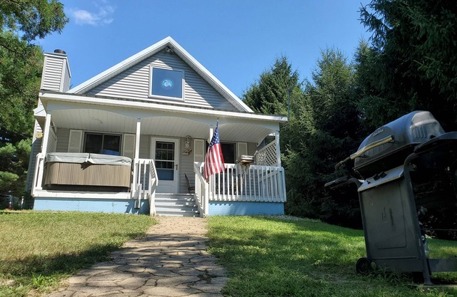 Northern Michigan, genuine on the lake up north cottage with hot tub