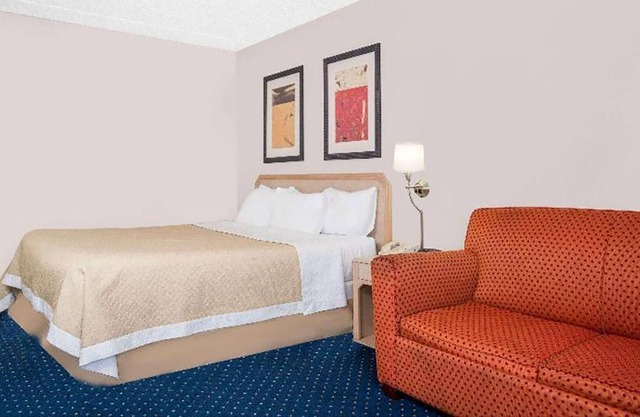 Norwood Inn & Suites La Crosse - Deluxe 1 King Suite with Jacuzzi Oversized NS