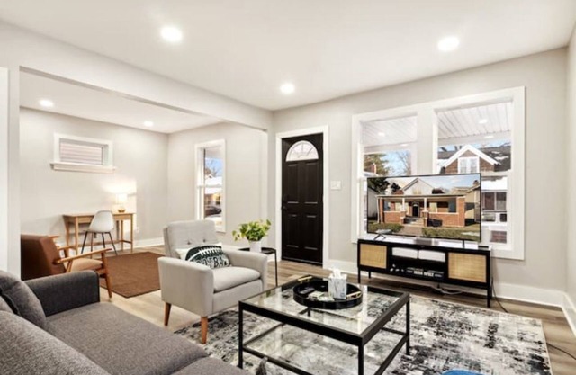 Notre Dame Closeby Within 1 mile - Comfortable & Convenient!