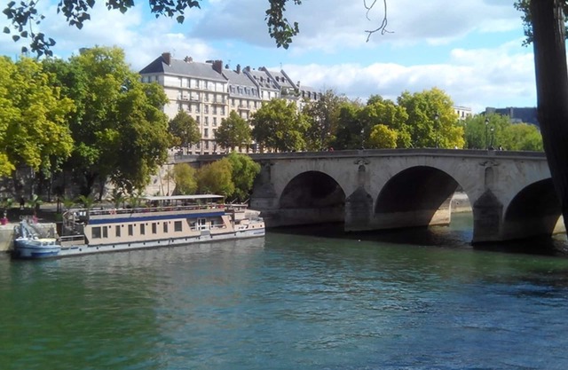 Notre Dame Historic 2Bedrooms/2Bathrooms, Calm comfort, Wifi, A/C
