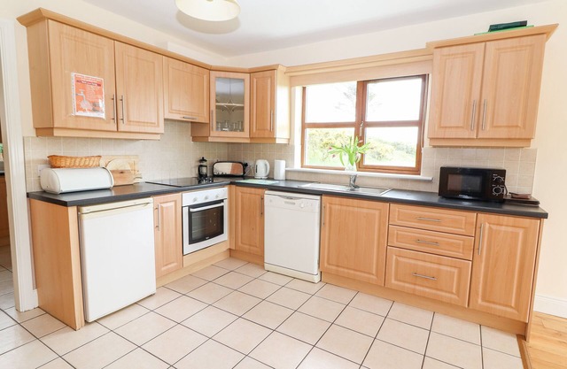 NUMBER 7, family friendly, with a garden in Lispole, County Kerry