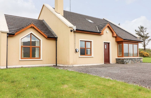 NUMBER 7, family friendly, with a garden in Lispole, County Kerry