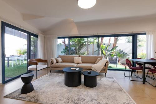 O&O Group - Huge Villa With Jacuzzi By The Beach