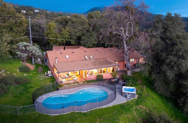 Oakhurst home close to Yosemite/Bass Lake~Hot Tub~EV Charger~Game Room~Pool