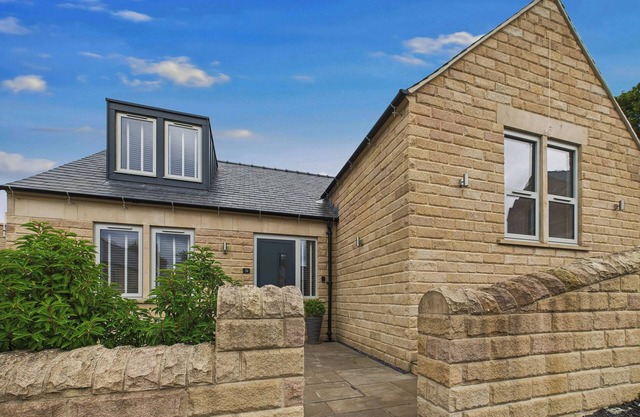 OAKWOOD LODGE, pet friendly, character holiday cottage in Tansley