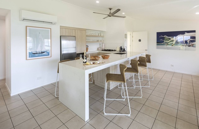 Oasis 19, Hamilton Island Last minute specials available!