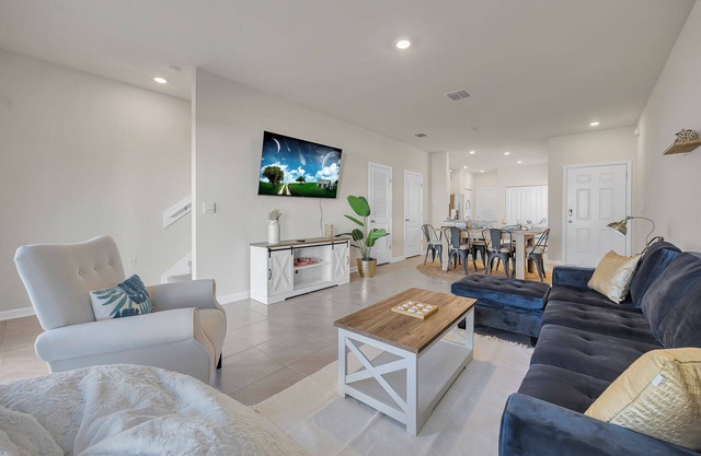 Oasis Sanctuary, 3 Bedroom Designer Home, 15 Miles to the Beaches, Fun Game Room