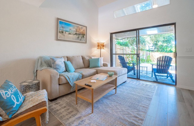 Ocean Breeze Retreat - 6 minute walk to the beach!