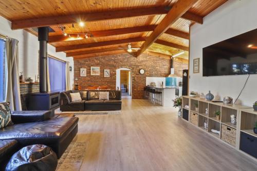 Ocean Breeze - Sleeps 12 - Pet Friendly