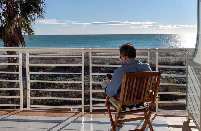 OCEAN FRONT Parking/Wifi Excellent frontal sea views 2 Bathrooms 2 showers