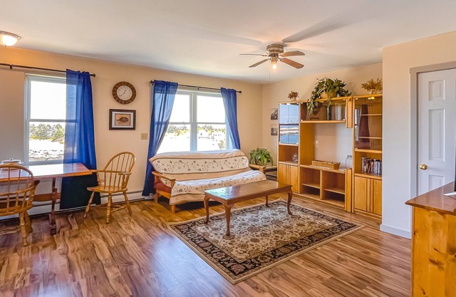 Ocean & Harbor View Apartment with Great Location Near the Ferry Dock!