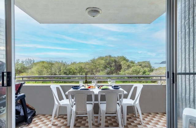 Ocean Shores, 5 27 Weatherly Close - waterfront unit with views to Shoal Bay and wifi